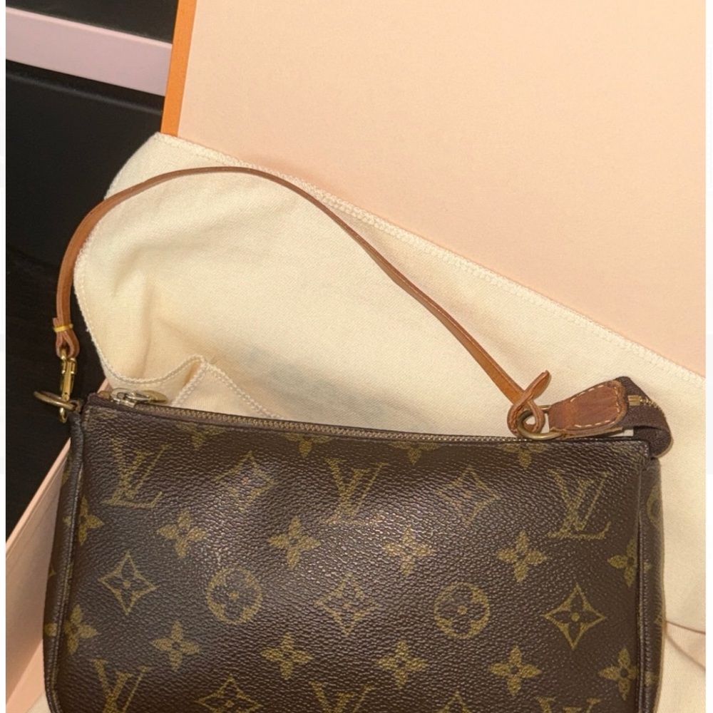 Louis Vuitton Pochette Vintage Brown Monogram leather Shoulder bag 

Offers - Picture 3 of 14